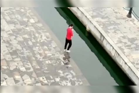 男子低头玩手机掉入水池原视频