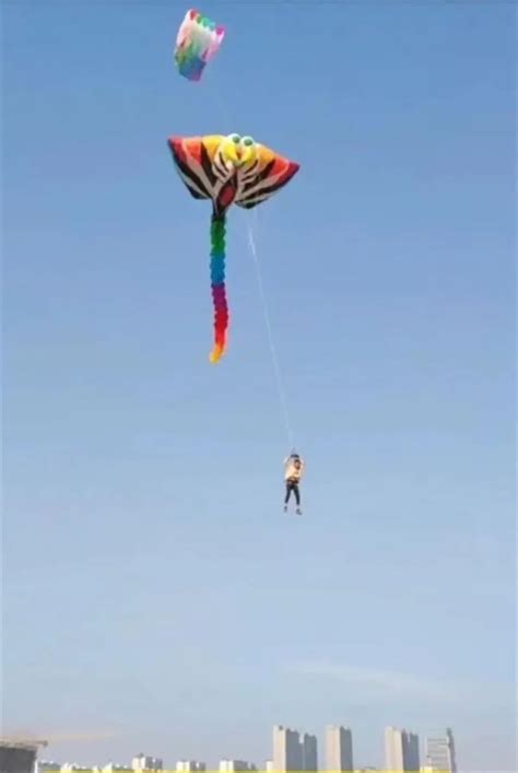 男子放巨型风筝反被带上天 网友:风筝今天放了个人