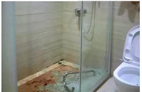 男子温泉酒店洗澡带水被阻拦