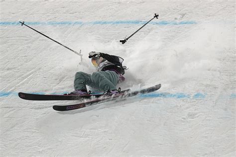男子滑雪摔残疾