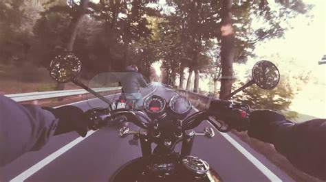 男子骑摩托车飙车视频