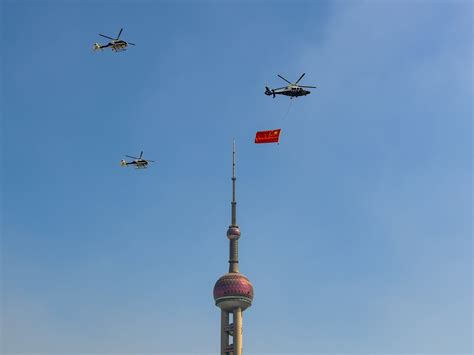 直升机挂国旗巡飞上海外滩实拍