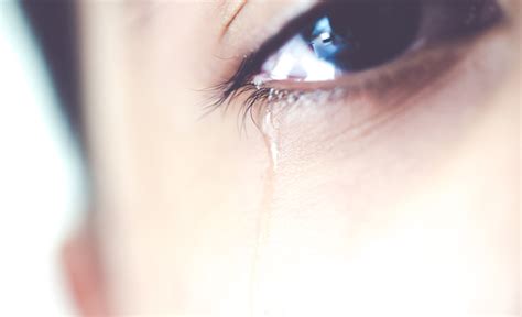 眼睛一直会流泪是什么原因