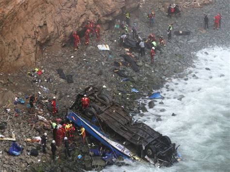 秘鲁大巴坠崖致25死