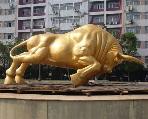 纯金色牛雕塑图片