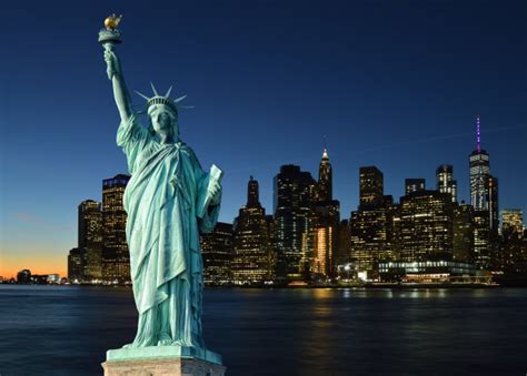 纽约夜晚自由女神像上空打雷