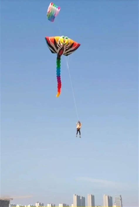 网友放巨型风筝被带飞