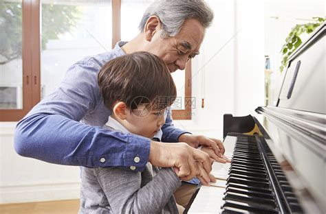 老人和他孙子弹钢琴