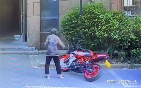 老人故意推倒摩托车怎么了