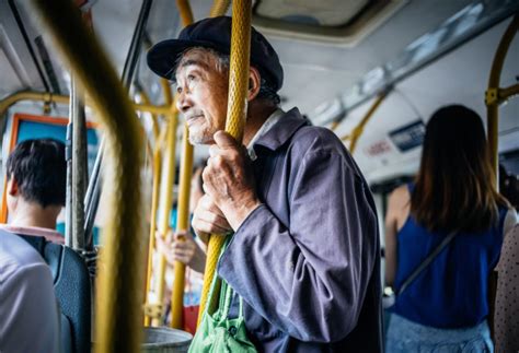老年人坐公交车吸烟