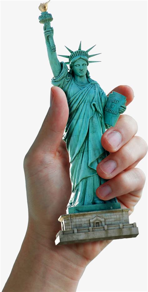 自由女神像左手拿的是什么