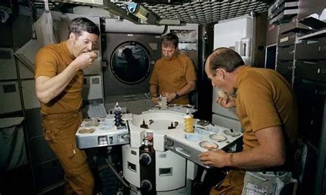 航天员在太空吃饭的餐桌