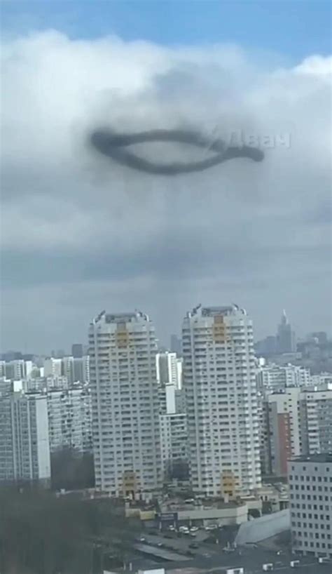 莫斯科天空现神秘烟圈