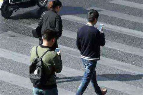行人马路玩手机被罚款