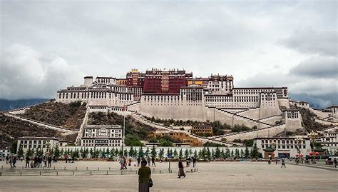 西藏突发疫情导游劝游客赶紧返程