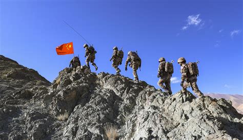 西藏边防军人向雪山敬礼