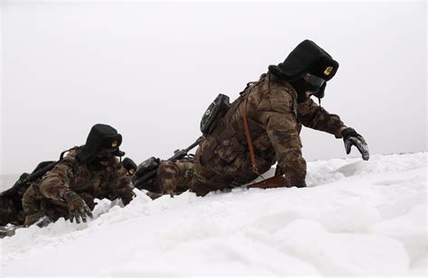 西藏边防战士踏雪巡边