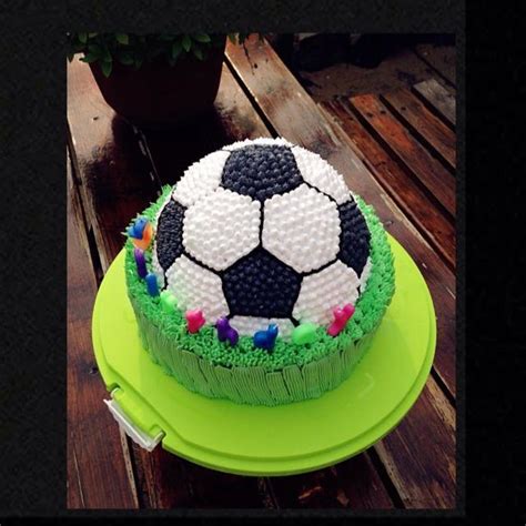 足球形状生日蛋糕