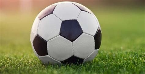 踢足球的英文单词是什么
