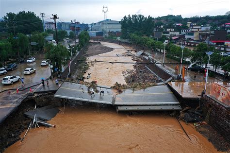 郑州洪水冲毁桥视频