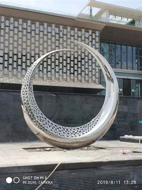 郑州镜面不锈钢室外镂空雕塑制造