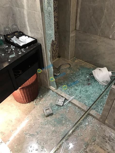 酒店浴室玻璃门爆裂
