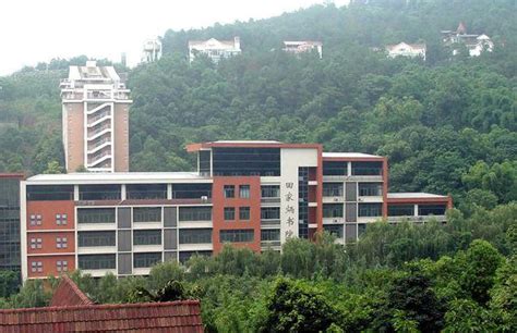 重庆工商大学每个校区多少人