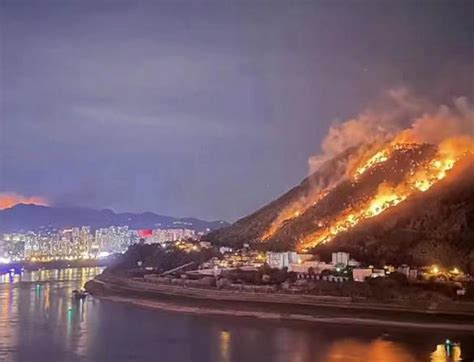 重庆涪陵突发山火消防出动
