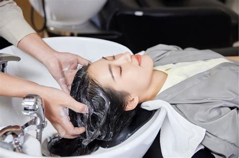 长期清水洗头头发会老化吗