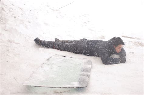 零下43度女子双膝在雪地里
