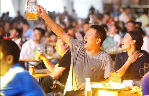 青岛海边喝啤酒照片