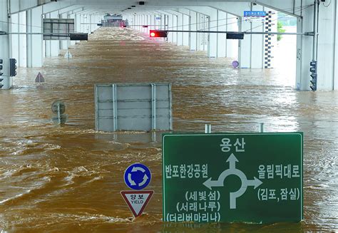 韩国大雨8人遇难