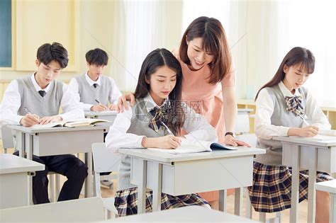 韩国女老师辅导作业