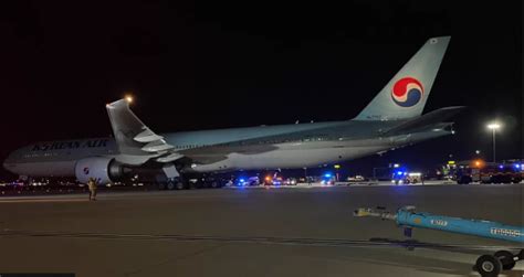 韩国客机起飞被撞