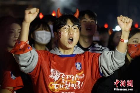 韩国球迷街头表演助威