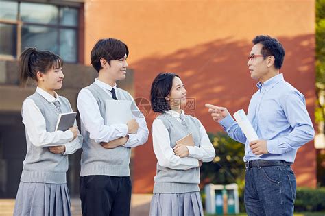 韩国老师在办公室与学生聊天