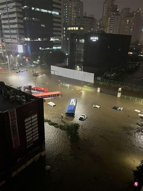 韩国首尔暴雨持续多条道路被淹没