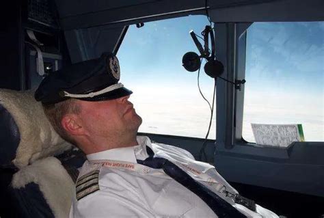 飞行员睡着错过着陆点