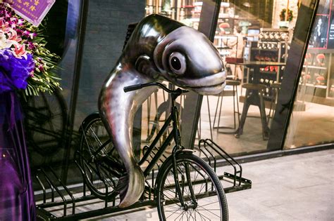 骑自行车的鱼雕塑图片