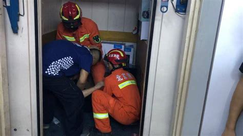 高考考生被困电梯消防紧急救援