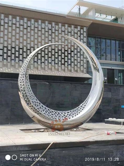 鹤壁镜面玻璃钢景观雕塑生产