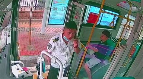 11岁男孩独乘公交车