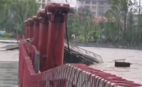 2022洪水冲垮桥梁视频