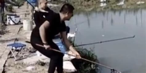 22岁网红小伙钓鱼时触电