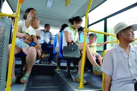 5岁小孩开大巴车上高速