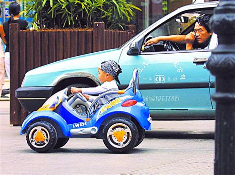 5岁男童开玩具车上马路