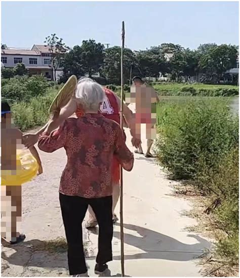 50多岁男子野泳被奶奶拿长棍 追打