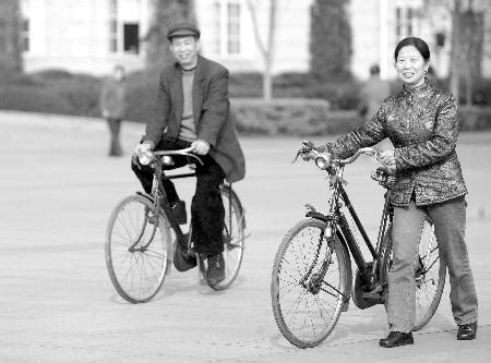 60岁老汉自造气动自行车