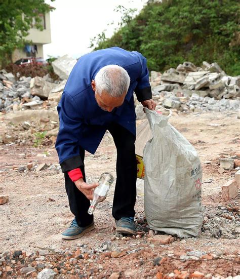 97岁老人捡垃圾儿子嫌活太久